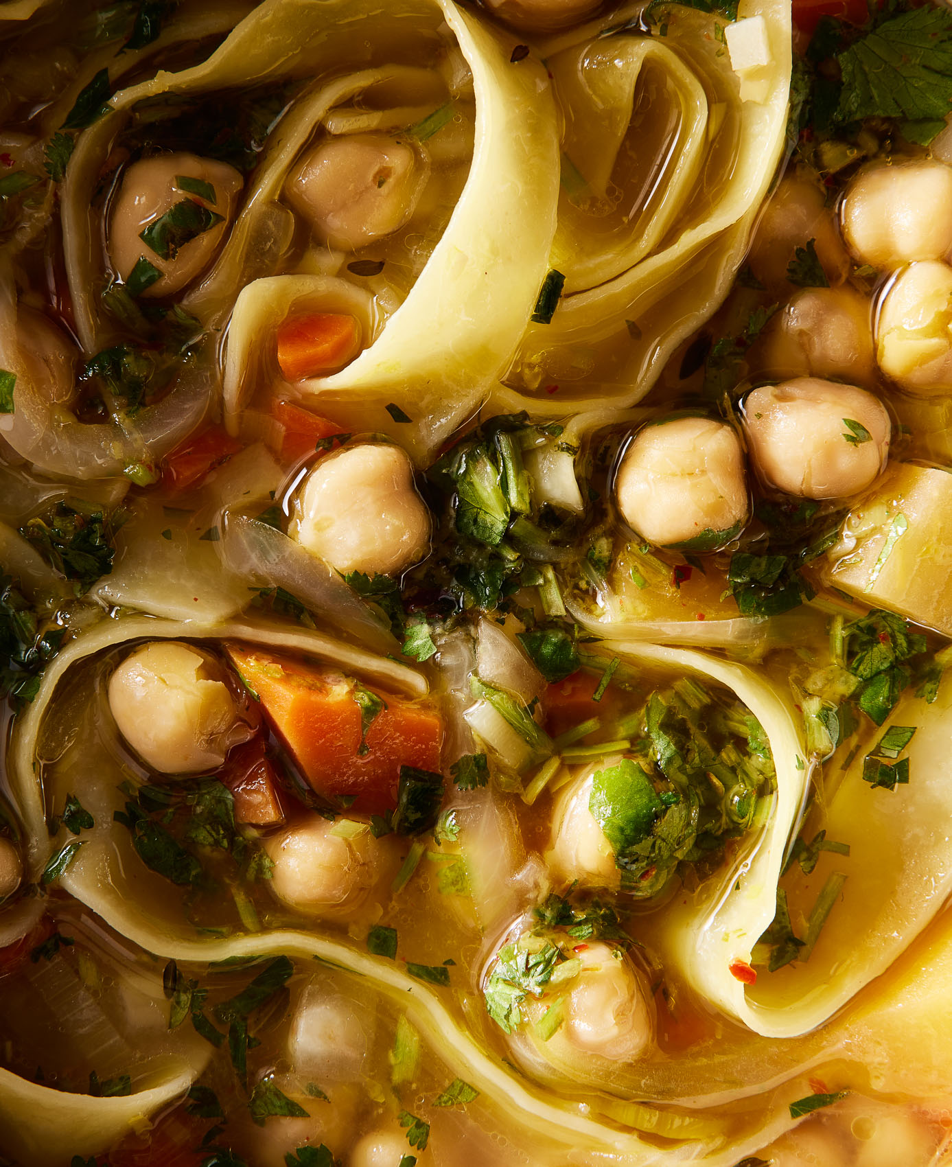 2021-0119_chickpea-noodle-soup-final_4x5_mark-weinberg-220